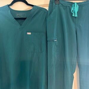 Figs scrubs set technical collection small top and small petite bottoms